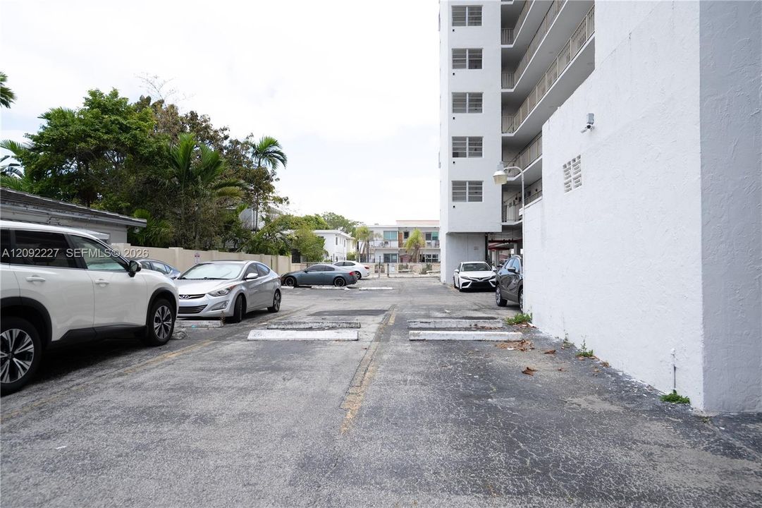 For Sale: $325,000 (2 beds, 2 baths, 1077 Square Feet)