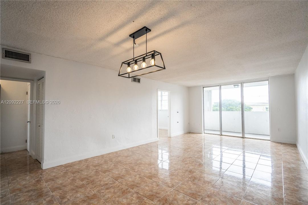 For Sale: $325,000 (2 beds, 2 baths, 1077 Square Feet)