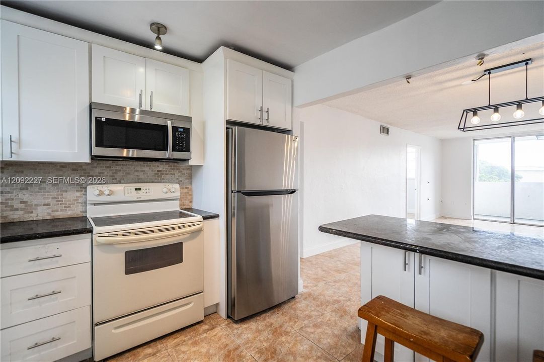 For Sale: $325,000 (2 beds, 2 baths, 1077 Square Feet)