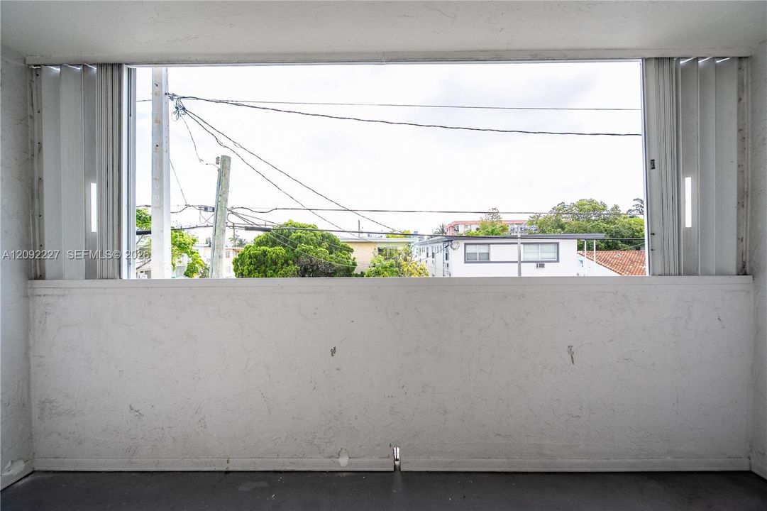 For Sale: $325,000 (2 beds, 2 baths, 1077 Square Feet)