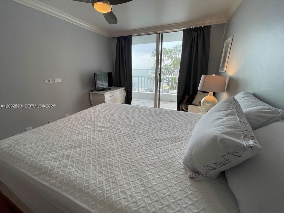 В аренду: $4,000 (2 спален, 2 ванн, 945 Квадратных фут)