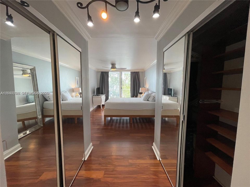 В аренду: $4,000 (2 спален, 2 ванн, 945 Квадратных фут)