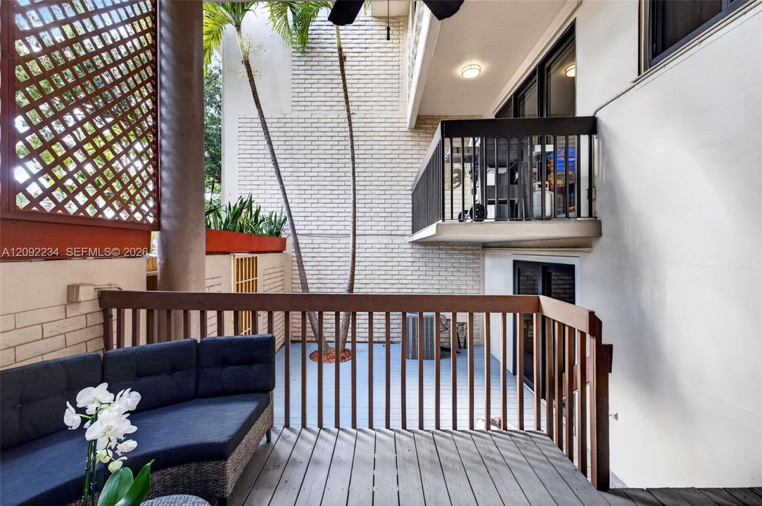 Elevated Deck Accommodates Oversized Outdoor Furnishings for a Wonderful Atmosphere