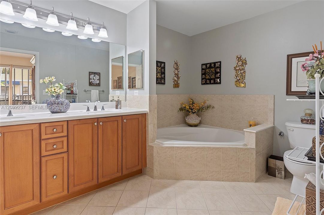 For Sale: $449,500 (2 beds, 2 baths, 1219 Square Feet)