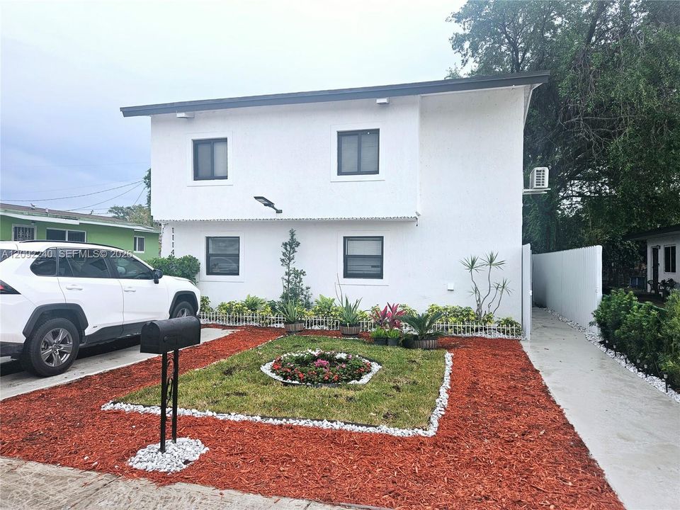 For Sale: $585,000 (4 beds, 2 baths, 1904 Square Feet)