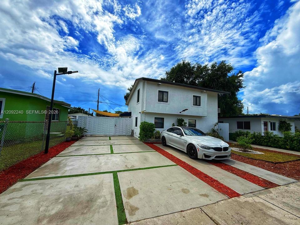 For Sale: $585,000 (4 beds, 2 baths, 1904 Square Feet)