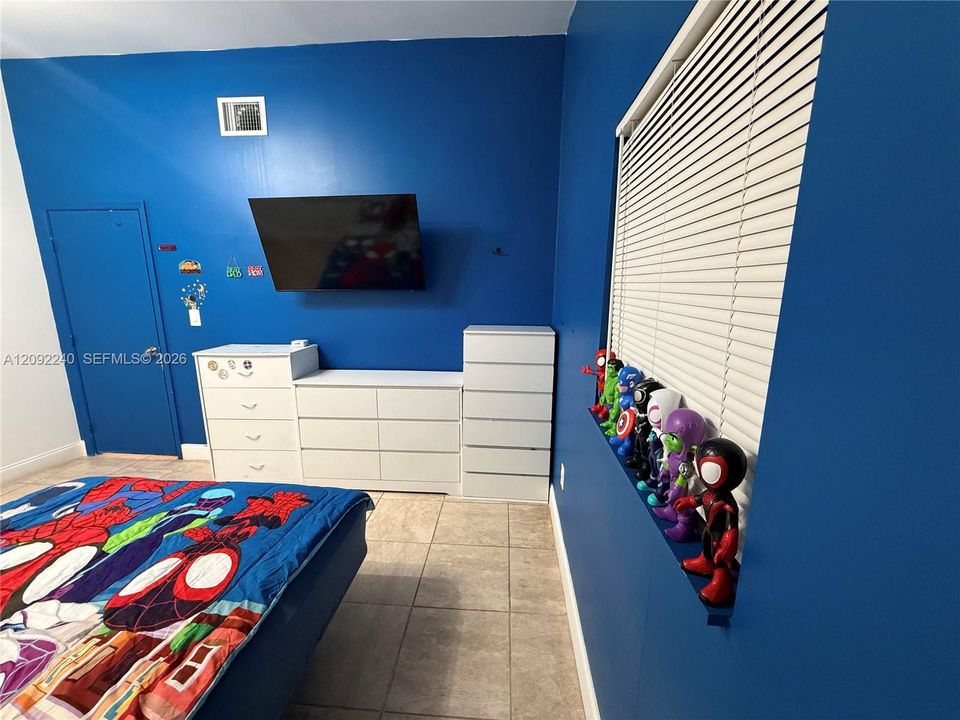 For Sale: $585,000 (4 beds, 2 baths, 1904 Square Feet)