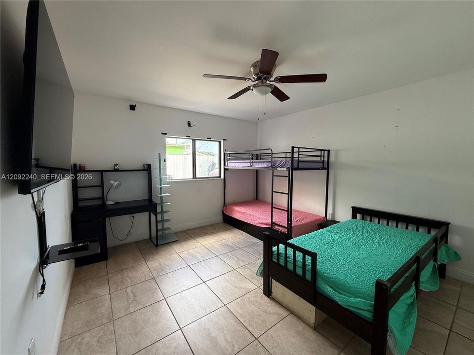 For Sale: $585,000 (4 beds, 2 baths, 1904 Square Feet)