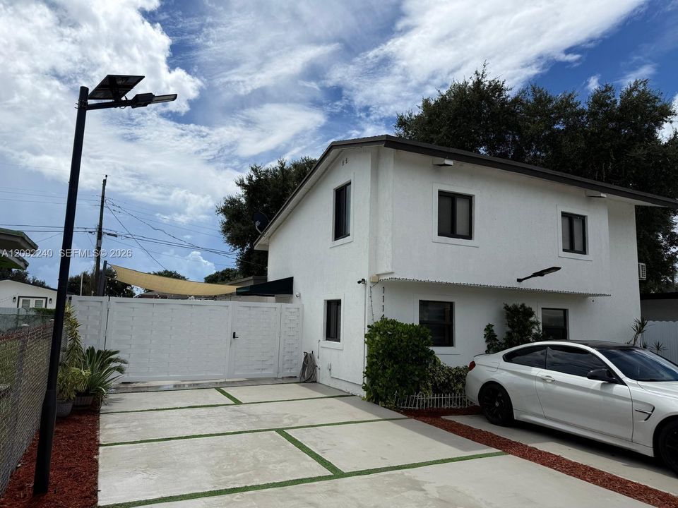 For Sale: $585,000 (4 beds, 2 baths, 1904 Square Feet)