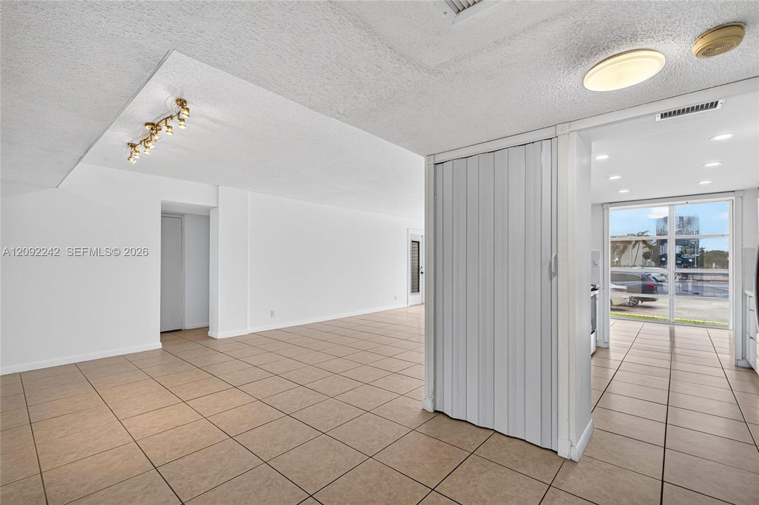 В аренду: $2,300 (2 спален, 2 ванн, 1210 Квадратных фут)