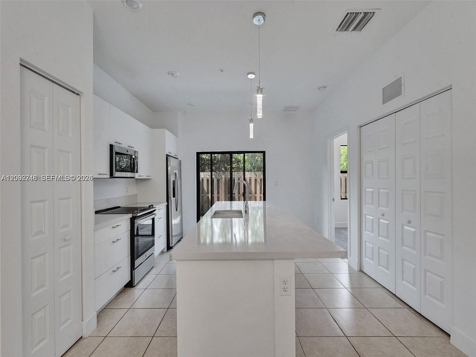 En Venta: $465,000 (2 camas, 2 baños, 1072 Pies cuadrados)