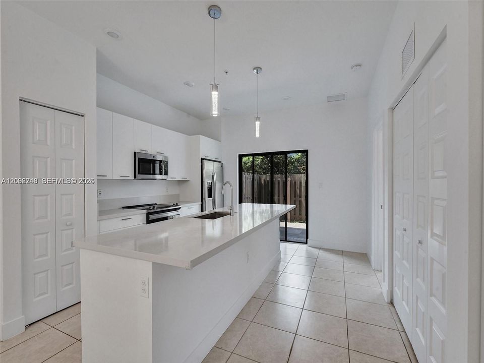 En Venta: $465,000 (2 camas, 2 baños, 1072 Pies cuadrados)
