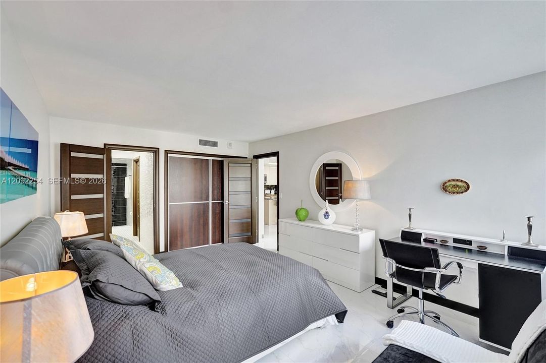 For Sale: $429,000 (1 beds, 1 baths, 896 Square Feet)