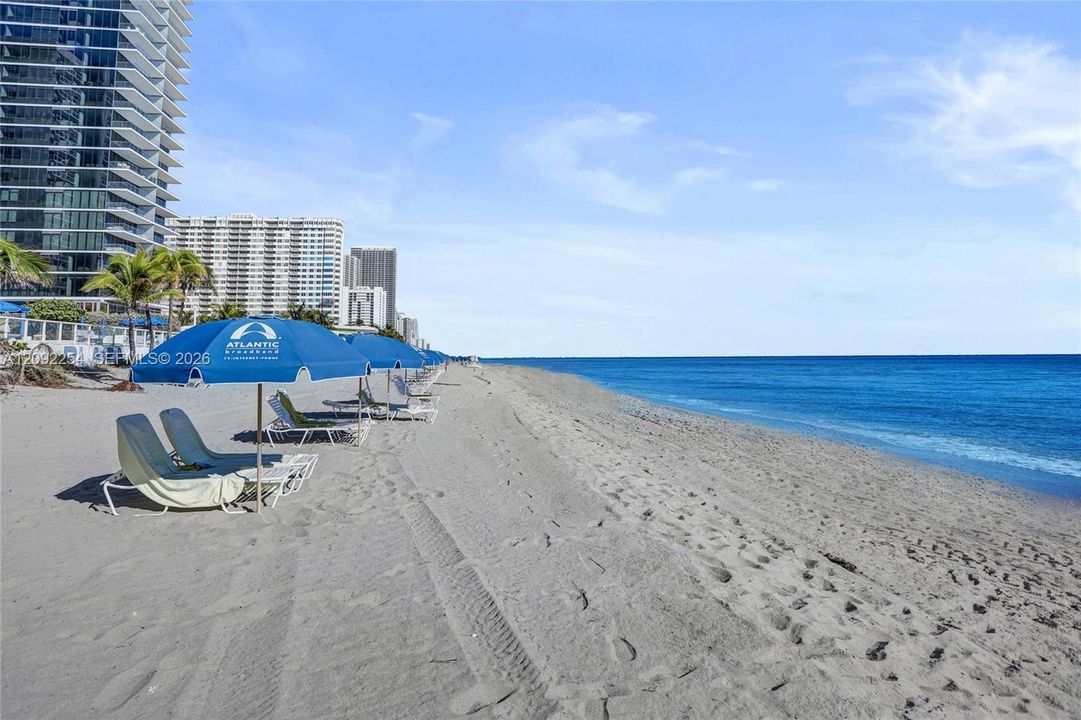 For Sale: $429,000 (1 beds, 1 baths, 896 Square Feet)