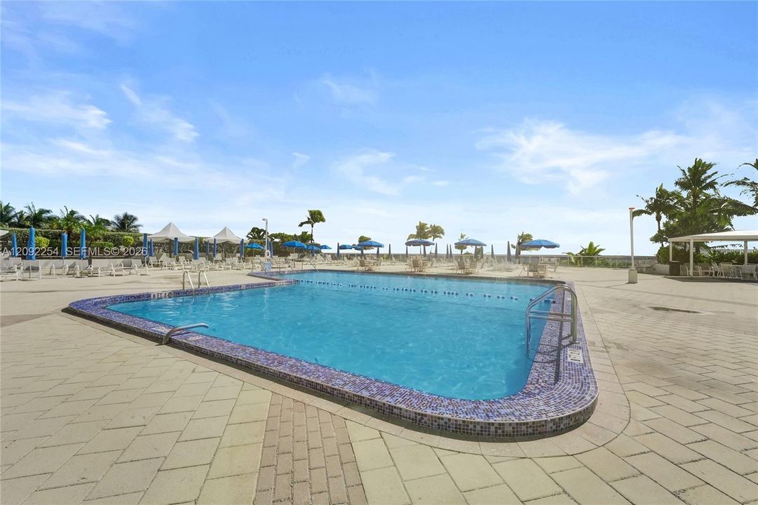 For Sale: $429,000 (1 beds, 1 baths, 896 Square Feet)
