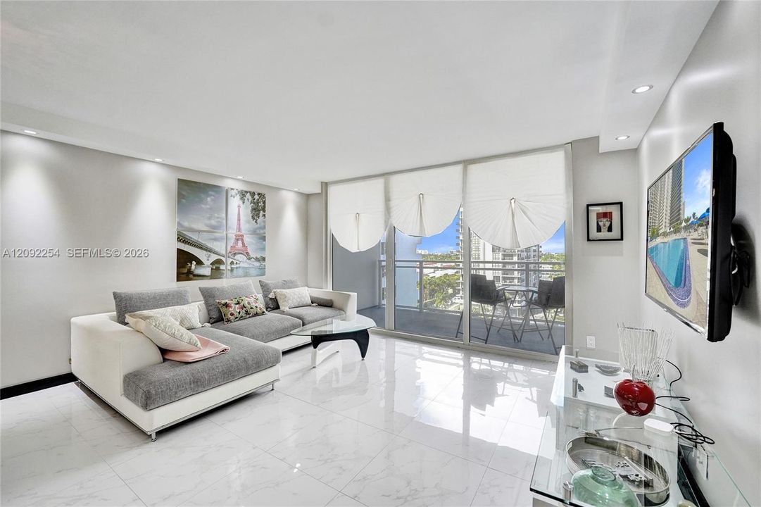 For Sale: $429,000 (1 beds, 1 baths, 896 Square Feet)