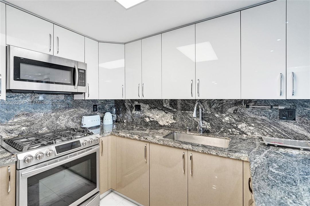 For Sale: $429,000 (1 beds, 1 baths, 896 Square Feet)