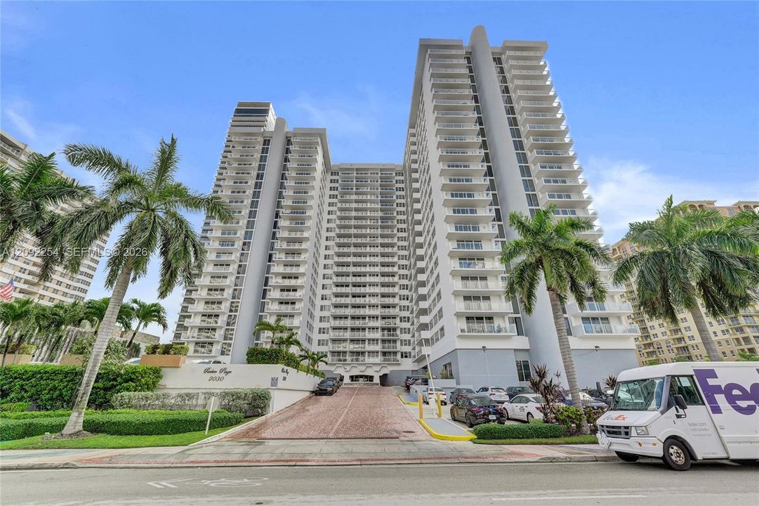 For Sale: $429,000 (1 beds, 1 baths, 896 Square Feet)