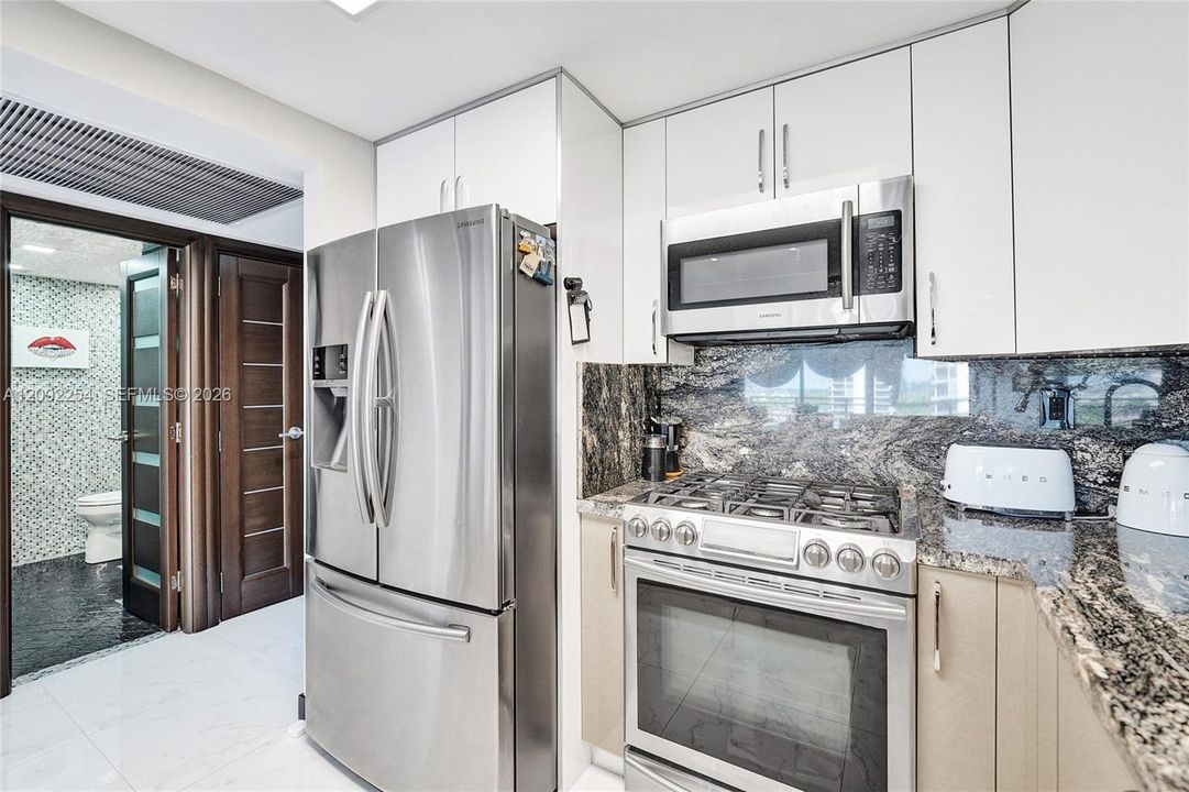 For Sale: $429,000 (1 beds, 1 baths, 896 Square Feet)