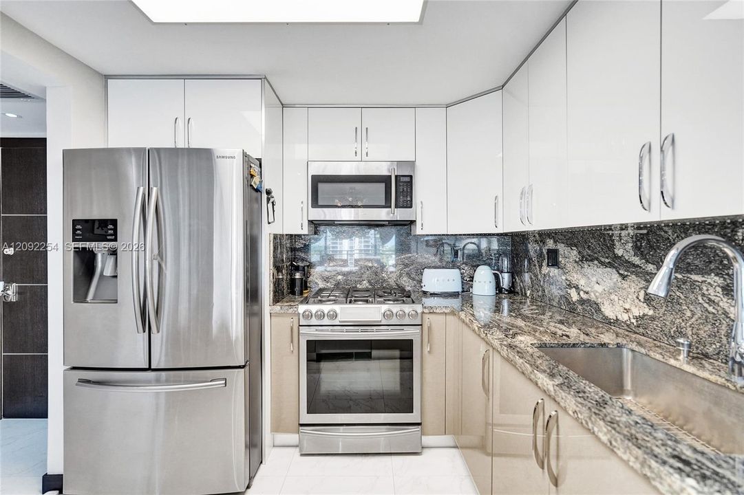 For Sale: $429,000 (1 beds, 1 baths, 896 Square Feet)