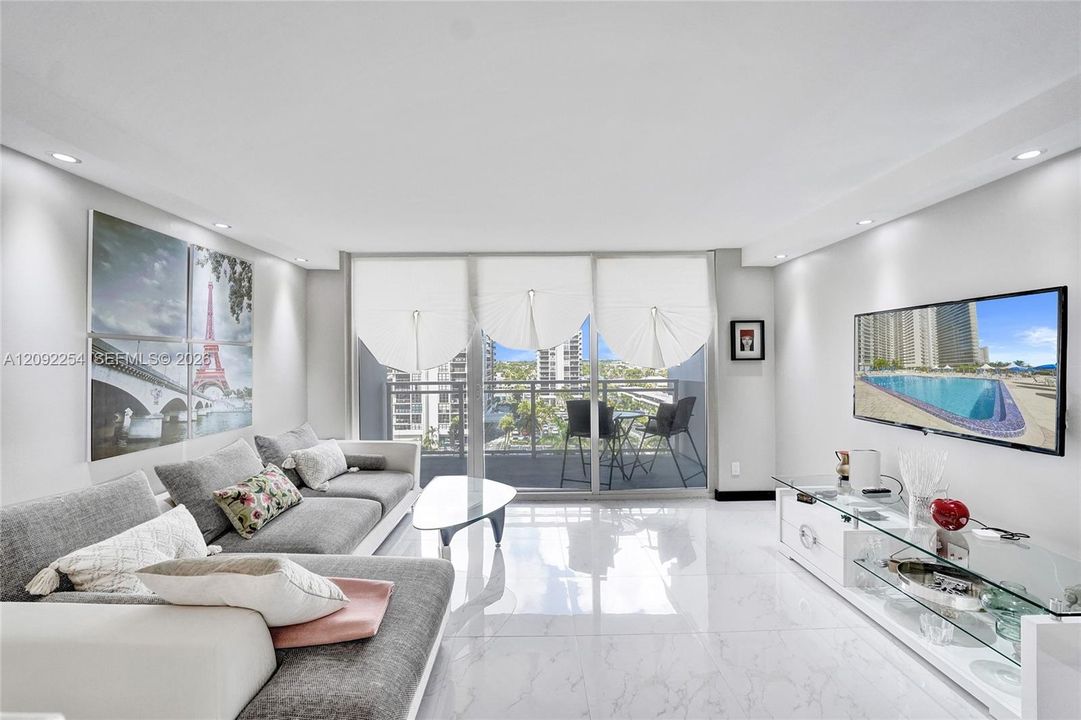 For Sale: $429,000 (1 beds, 1 baths, 896 Square Feet)