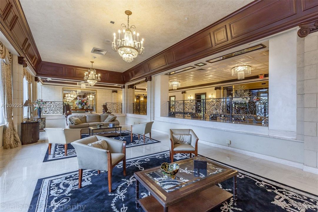 For Sale: $429,000 (1 beds, 1 baths, 896 Square Feet)