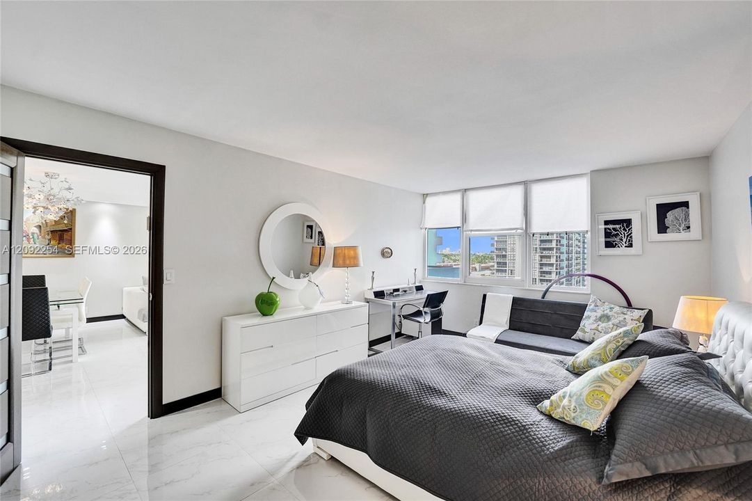 For Sale: $429,000 (1 beds, 1 baths, 896 Square Feet)