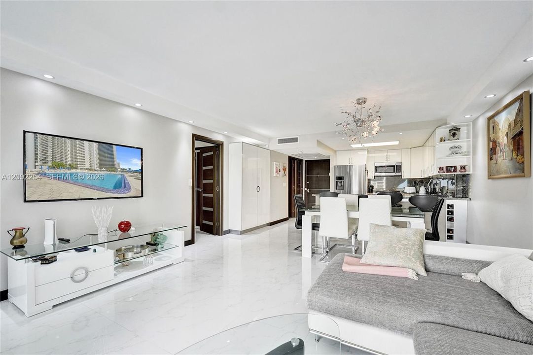 For Sale: $429,000 (1 beds, 1 baths, 896 Square Feet)