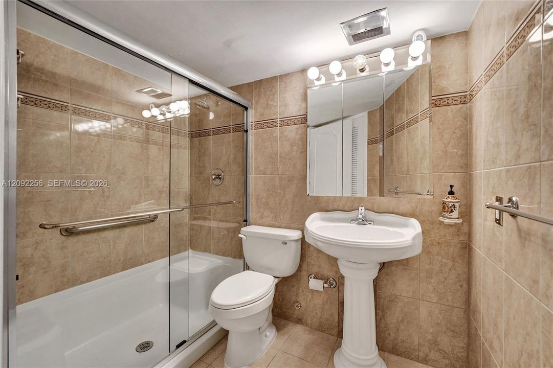 На продажу: $385,000 (2 спален, 1 ванн, 1153 Квадратных фут)