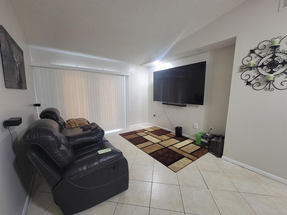 2001 Oleander Blvd Apt C LR