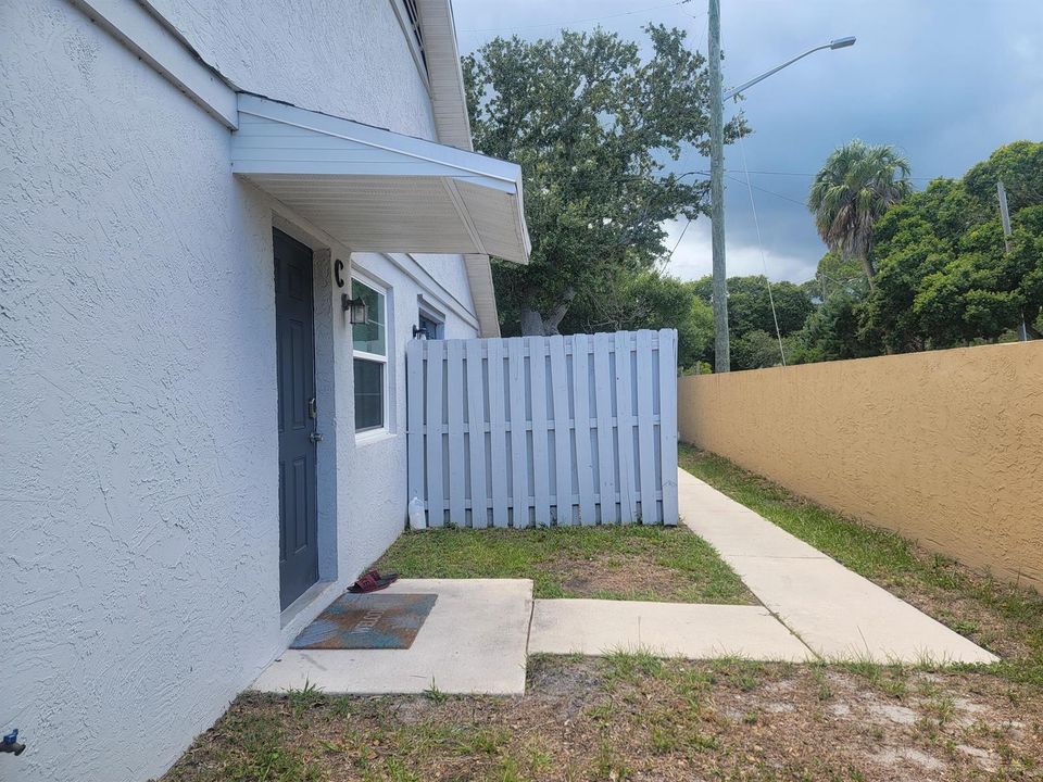 2001 Oleander Blvd Apt C Ext Entrance