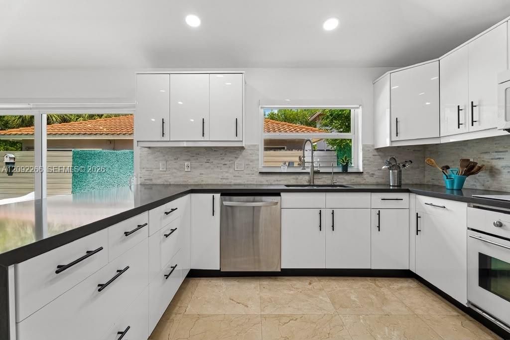 For Sale: $730,000 (3 beds, 2 baths, 1219 Square Feet)
