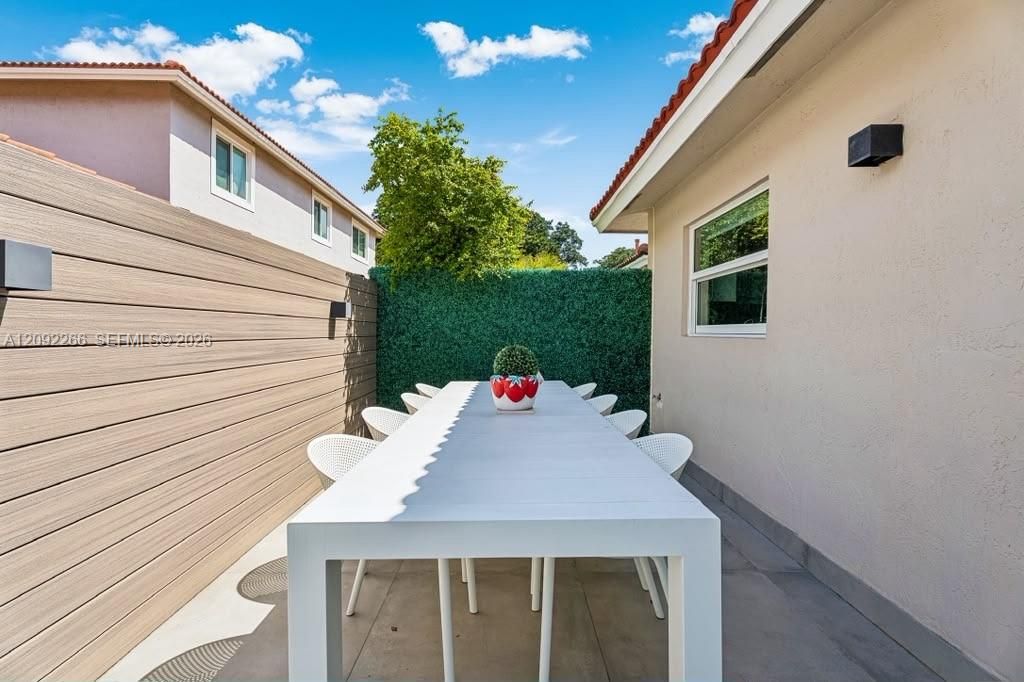 For Sale: $730,000 (3 beds, 2 baths, 1219 Square Feet)