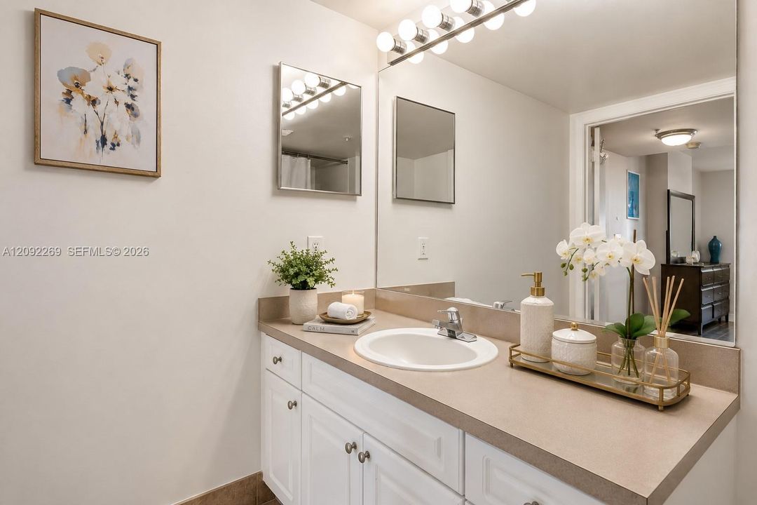 For Sale: $360,000 (2 beds, 2 baths, 1136 Square Feet)