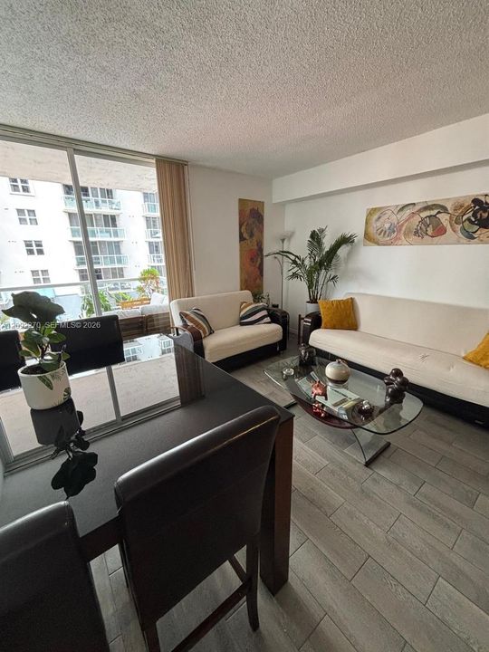 В аренду: $2,000 (1 спален, 1 ванн, 685 Квадратных фут)