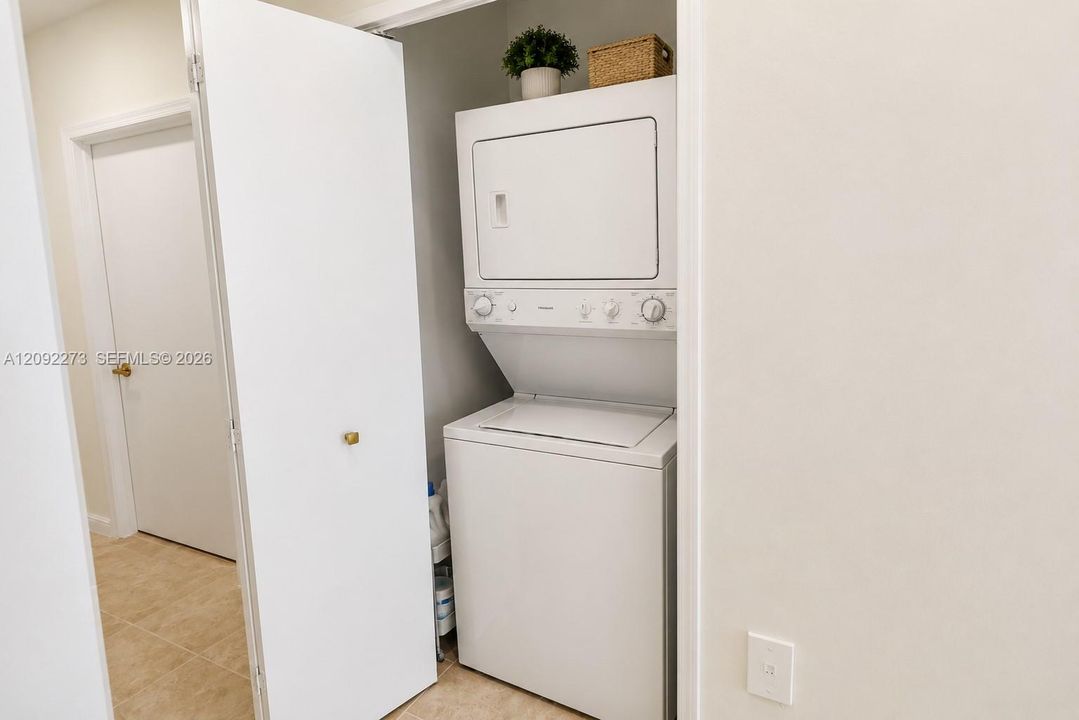 For Rent: $3,250 (2 beds, 2 baths, 828 Square Feet)