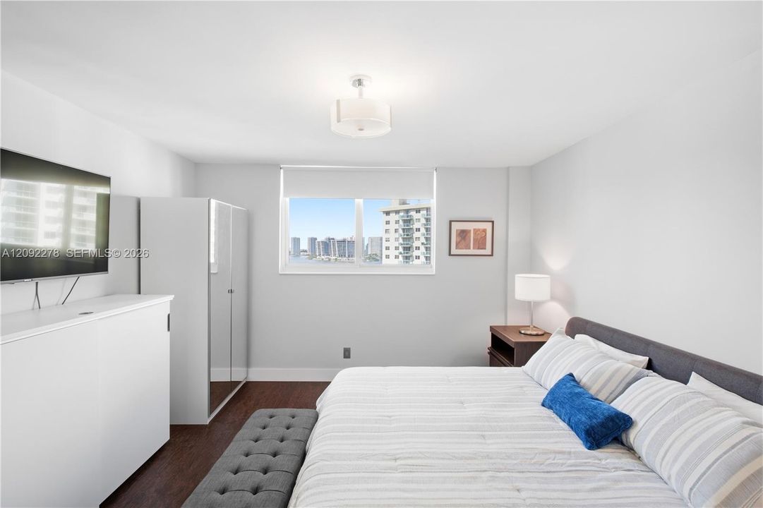 For Rent: $3,500 (1 beds, 1 baths, 1005 Square Feet)