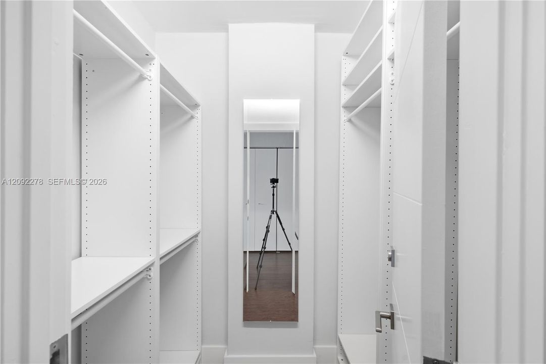 For Rent: $3,500 (1 beds, 1 baths, 1005 Square Feet)