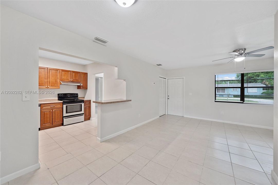 En Venta: $615,000 (4 camas, 2 baños, 1766 Pies cuadrados)