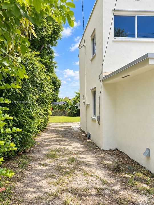 For Rent: $3,500 (3 beds, 2 baths, 1218 Square Feet)