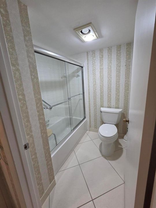 Master bath w/tub shower