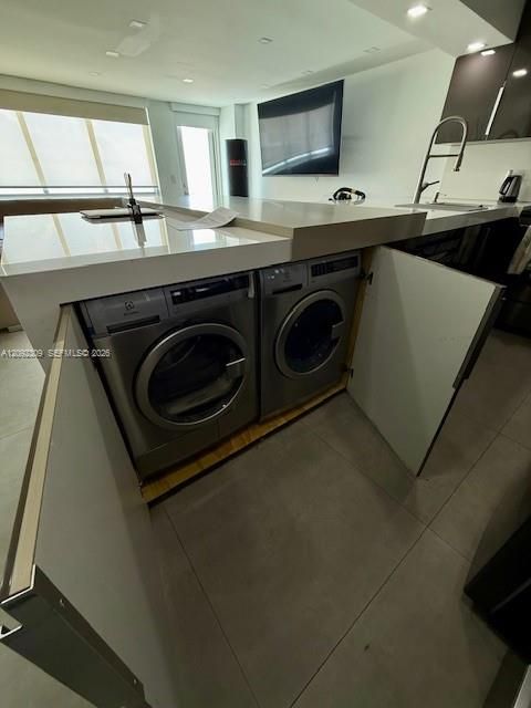 For Sale: $750,000 (1 beds, 2 baths, 912 Square Feet)