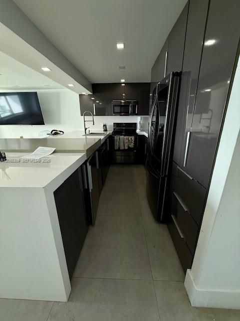 For Sale: $750,000 (1 beds, 2 baths, 912 Square Feet)