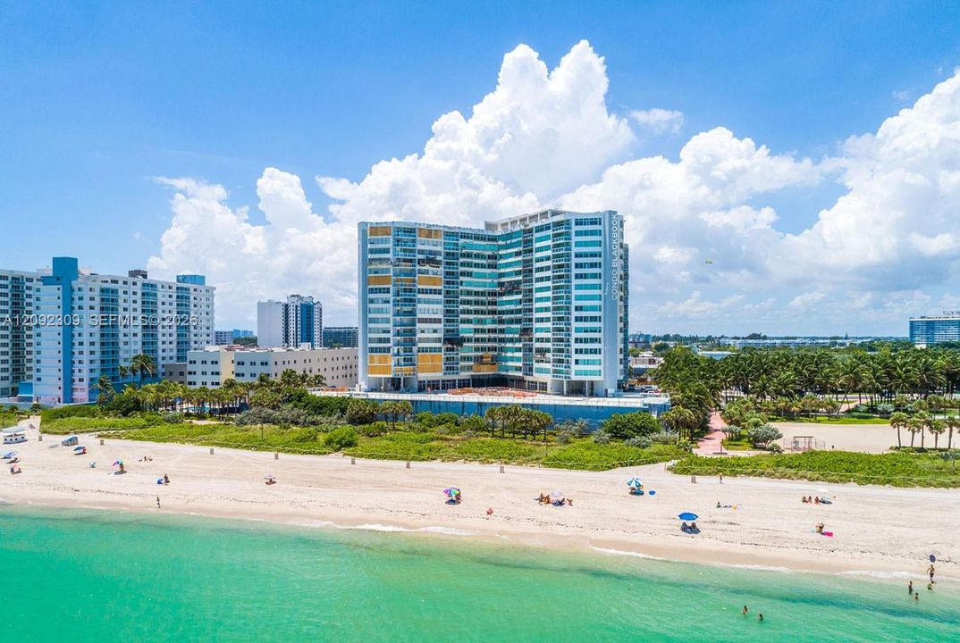 For Sale: $750,000 (1 beds, 2 baths, 912 Square Feet)