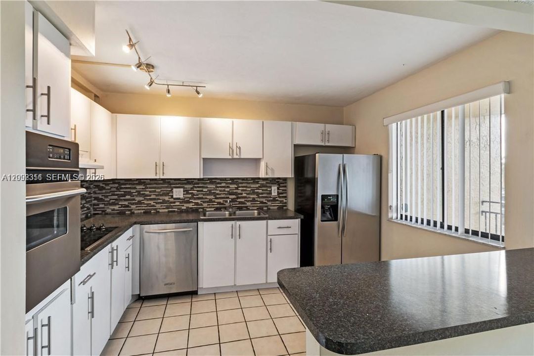 На продажу: $289,900 (2 спален, 2 ванн, 1231 Квадратных фут)
