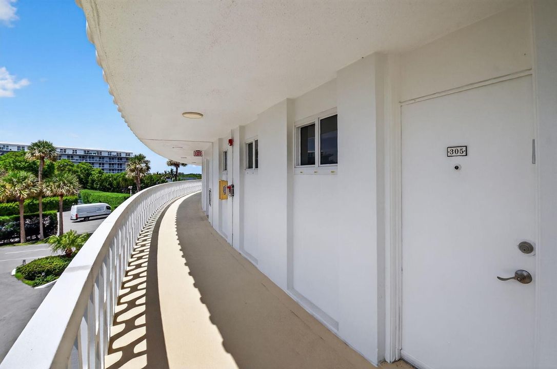 305_Entrance