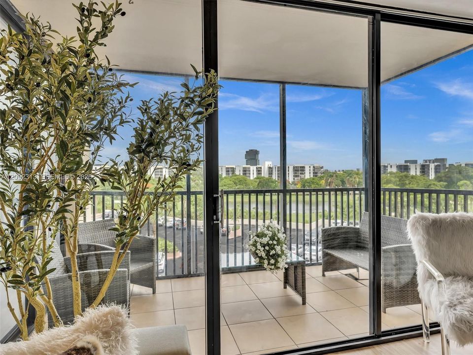 For Sale: $310,000 (2 beds, 2 baths, 1138 Square Feet)