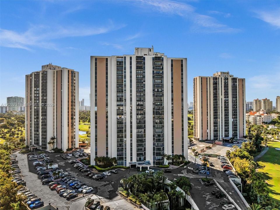For Sale: $310,000 (2 beds, 2 baths, 1138 Square Feet)