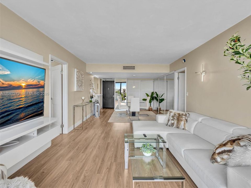 For Sale: $310,000 (2 beds, 2 baths, 1138 Square Feet)