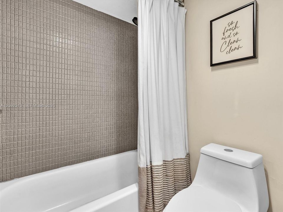 For Sale: $310,000 (2 beds, 2 baths, 1138 Square Feet)